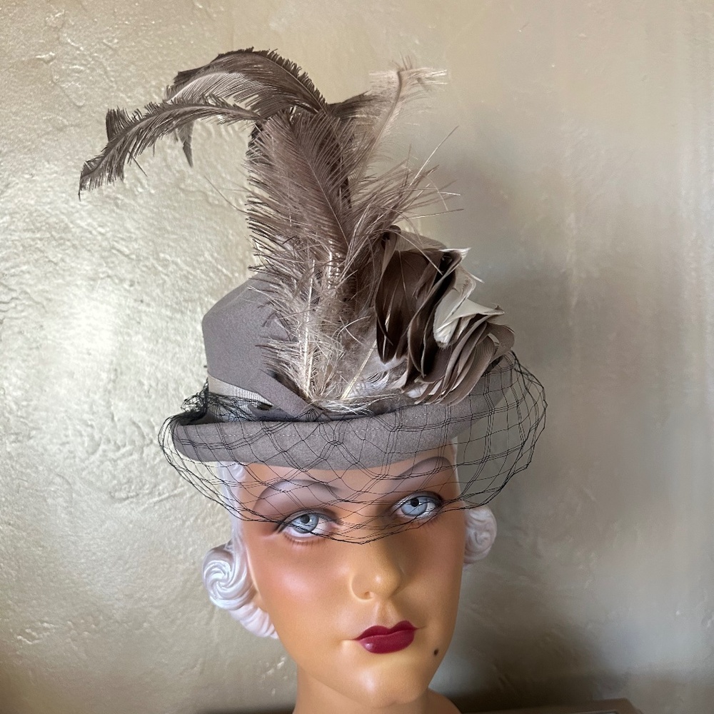 FABULOUS 1940's TAUPE TOP HAT STYLE HAT + BROWN/IVORY FEATHERS